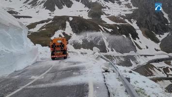 Imagini spectaculoase pe Transfăgărăşan: zăpada de 4 metri, înlăturată cu greu de drumari