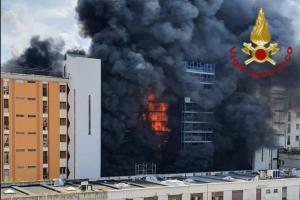 Incendiu puternic într-un bloc de locuințe din Roma. Un om a murit în vâlvătaie, iar alți 17 sunt răniți