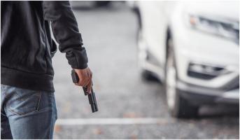 Răzbunare pentru un loc de parcare. Un tânăr de 19 ani și-a împușcat vecinul cu un pistol cu bile, pe o alee din Reşiţa. Bărbatul de 55 de ani,  rănit în abdomen