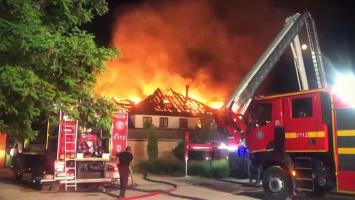 "Nenorocire. Nu am cuvinte". Incendiu la Mănăstirea Turnu din Prahova: Au ars mai multe chilii şi casa parohială. Biserica ridicată de Vlad Ţepeş a scăpat neatinsă