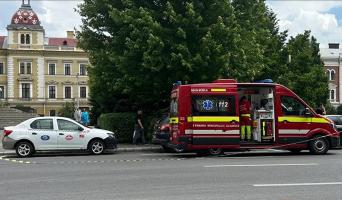 Două fete de 6 şi 14 ani, lovite de maşină, după ce au trecut strada printr-un loc nepermis, în Cluj-Napoca