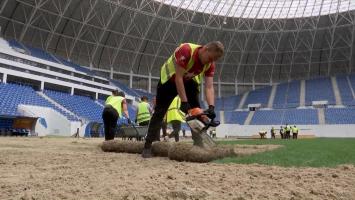 IntenCity 2023. Pregătirile sunt în toi la Craiova: angajaţii de la spaţii verzi lucrează de zor ca să mute gazonul de pe Oblemenco în parcuri