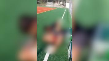 Imagini cumplite pe un teren de sport din Teleorman: doi tineri se filmează cum bat cu rândul un copil