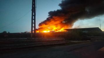 Incendiu violent la o fabrică de mobilă din Gorj. Pompierii au intervenit cu 2 autospeciale pentru a împiedica flăcările să distrugă clădirile din jur