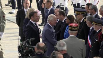 Regele Charles, vizită la Paris pentru remedierea relaţiei dintre Marea Britanie şi Franţa. La banchetul final, Majestatea Sa a refuzat să servească sparanghel