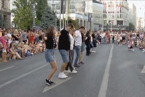 Calea Victoriei a prins viaţă la a doua ediţie a evenimentului "Noaptea Dansului". Zeci de oameni au transformat străzile în ring de dans
