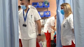 Nou scandal la Maternitatea din Botoşani. Medic, atacat şi ameninţat cu moartea de familia unei tinere însărcinate pentru a-l obliga să-i facă cezariană