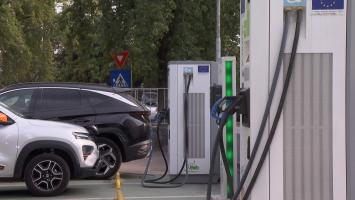 Drumul anevoios al autoturismelor verzi în România: 30.000 de mașini electrice se bat pe doar 1.000 de stații de încărcare