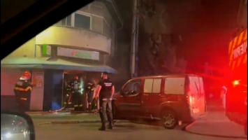Incendiu devastator în Mamaia. Flăcările au mistuit un magazin din centrul staţiunii, iar un bărbat a fost salvat de pompieri