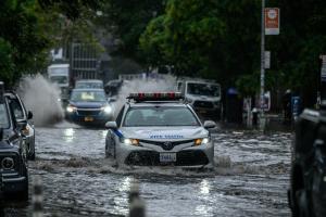 Stare de urgenţă în New York, după ce străzile oraşului au fost acoperite de ape. A plouat în câteva ore cât pentru o lună