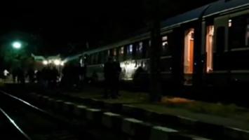 Zeci de pasageri blocaţi într-un tren pe ruta Bucureşti - Iaşi au petrecut ore întregi în câmp. Oamenii nu au primit lămuriri despre motivul staţionării