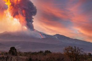 Cel mai mare vulcan din Europa erupe din nou. Imagini spectaculoase cu muntele acoperit de zăpadă de pe care curge lavă