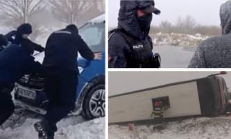 O furtună violentă de zăpadă a paralizat estul ţării: vântul a avut forţa unui taifun. Dialog ireal între un şofer şi un poliţist: "Trec. Îmi dai amendă?" / "Nu treci"