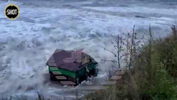 O mega-furtună a făcut ravagii în Marea Neagră. Valurile de 8 metri au adus apa pe autostrăzi în sudul Rusiei, ca un veritabil tsunami