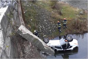Trei victime rănite şi îngheţate de frig, după ce au plonjat cu maşina în râul Olt, în Vâlcea. O minoră de 13 ani a ajuns la spital