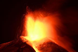 Vulcanul Etna din Sicilia a erupt din nou. Aeroportul din Catania a fost închis