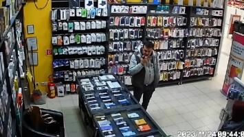 Cătălin Cherecheş, filmat într-o benzinărie din Ungaria, când încerca să cumpere cartele SIM. Era agitat şi îmbrăcat sport