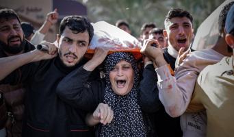 Israelul îşi extinde operaţiunile în sudul Fâşiei Gaza: Oraşul Khan Younis, bombardat masiv. Localnicii au fugit, pe jos, înghesuiţi în căruţe sau în maşini