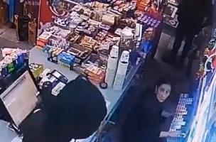 Spargere într-un magazin alimentar de pe Calea Giuleşti. Un tânăr a ameninţat vânzătoarea cu un cuţit pentru bani şi 15 pachete de ţigări