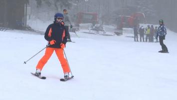 A nins din abundenţă în Poiana Braşov, iar iubitorii sporturilor de iarnă au dat năvală pe pârtii. Cât costă o zi de distracţie