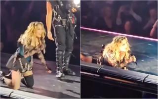 Madonna, trântită pe scenă de unul dintre dansatorii ei, în timpul unui concert. Cum a reacţionat cântăreaţa