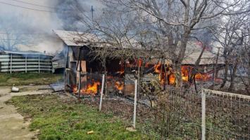 Incendiu cumplit la o casă din Liveni, în Botoşani. Fiul proprietarului a uitat mâncarea pe aragaz şi a plecat de acasă