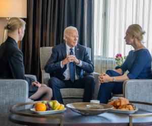 Joe Biden s-a întâlnit cu soţia şi fiica lui Navalnîi. Răzbunarea lui Putin i-a lovit şi pe ruşii care au depus flori în amintirea criticului lui Putin