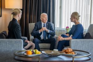 Joe Biden s-a întâlnit cu soţia şi fiica lui Navalnîi. Răzbunarea lui Putin i-a lovit şi pe ruşii care au depus flori în amintirea criticului lui Putin