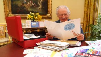 "Gândurile voastre sunt cea mai mare alinare". Imagini cu regele Charles citind scrisori de încurajare venite din lumea întreagă