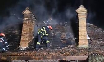 Incendiu izbucnit la acoperişul unei case parohiale din Piatra-Neamţ. Flăcările riscau să ajungă şi la un bloc din apropiere