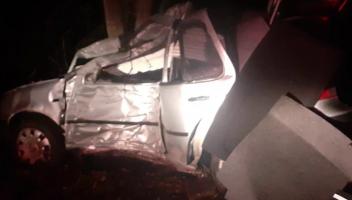 Patru persoane, în stare gravă după un accident cumplit în Maramureş. Şoferul de 19 ani a ajuns în comă la spital, după ce a intrat cu maşina într-un copac