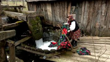 Vâltoarea, maşini de spălat a naturii. Maramureşenii respectă o tradiţie veche de sute de ani: "În fiecare an venim să ne împrospătăm hainele ţărăneşti"
