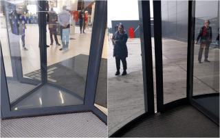 Un curier a rămas blocat timp de 40 de minute în ușa rotativă de la mall-ul Promenada din Craiova. Intrase pentru a ridica o camandă