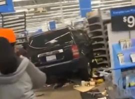 Panică într-un supermarket din Detroit. Un SUV a trecut în forţă prin uşile de metal şi a ajuns printre rafturi