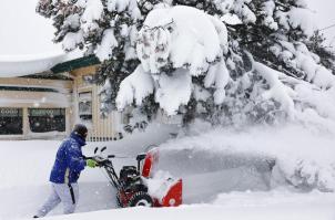 Furtună de zăpadă cu rafale de 300 km/h în California şi Nevada. Peste 50.000 de americani au rămas fără curent electric