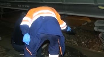 Bărbat spulberat de tren în Vâlcea. A încercat să traverseze calea ferată, fără să se asigure