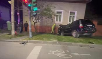 Un şofer s-a răstunat cu maşina, iar altul s-a înfipt cu SUV-ul într-o casă, după ce s-au ciocnit într-o intersecţie din Arad