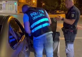Gest şocant al unui tânăr de 15 ani, din Tulcea: a tras dintr-o maşină, într-un bărbat care mergea liniştit pe trotuar. Poliţia a găsit un întreg arsenal în casa copilului