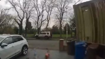 Momentul în care o fetiţă din UK scapă miraculos cu viaţă după ce un container cade din cârligul unei macarale