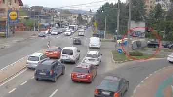 Momentul în care o şoferiţă forţează culoarea galbenă la semafor şi se răstoarnă cu maşina, într-o intersecţie din Suceava