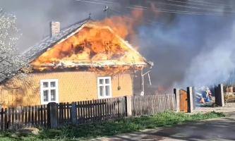 Incendiu puternic în Comănești, Suceava. Un tânăr de 29 de ani, intoxicat cu fum