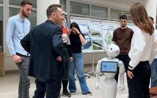 Pepper, robotul amuzant al Universităţii din Suceava. Se plimbă pe holurile universităţii şi interacţionează cu studenţii