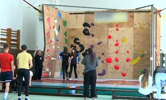 Sute de elevi de la un liceu din Târgu Mureş învaţă un sport inedit la ora de educaţie fizică. "Mi se pare foarte tare!"