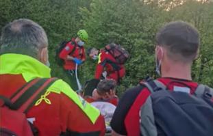 Misiune dificilă a salvamontiştilor din Hunedoara. Salvatorii au mers câteva ore pentru a ajunge la turistul rănit