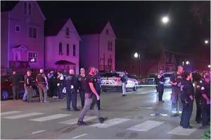 Atac armat în masă în timpul unei petreceri, în Chicago. O fetiţă de 8 ani a murit, iar alte 11 persoane au fost rănite de gloanţe