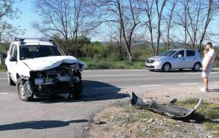 Un tânăr a zburat cu maşina într-un panou publicitar, pe un drum din Gorj. Şoferul de 26 de ani a ajuns în stare gravă la spital