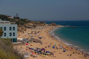 Doi turişti s-au cazat în Algarve, Portugalia: unul e mort, celălalt dispărut. Mister în zona cu cea mai frumoasă plajă din Europa