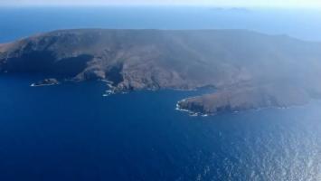 O insulă nelocuită de lângă Mykonos este scoasă la vânzare. Micul Paradis are peșteri cu ape turcoaz