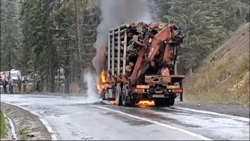 Un camion cu buşteni a izbucnit în flăcări pe un drum naţional din Harghita. Zeci de minute s-au luptat pompierii cu flăcările