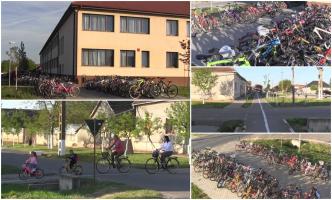 Comuna din România unde s-au construit 3 km de piste pentru biciclete şi unde toată lumea pedalează. La şcoală, rastelele sunt neîncăpătoare